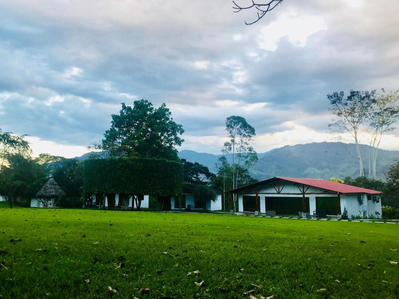 Hostería Tierra Dorada Yantzaza Exterior foto